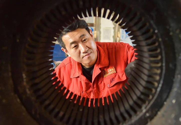 抚顺特钢机修厂电修车间电机一班员工付博强正在维修电机东北特钢股份