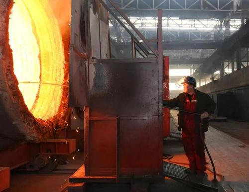 抚顺特钢第二炼钢厂铸钢车间员工赵前辉正在进行浇铸作业.